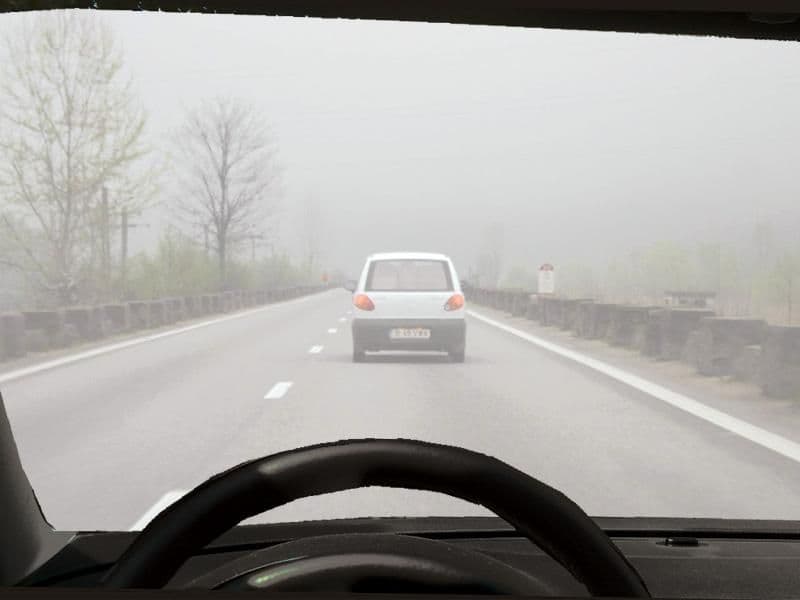 În această situaţie, pe lângă luminile de întâlnire trebuie să folosiţi: În această situaţie, pe lângă luminile de întâlnire trebuie să folosiţi: