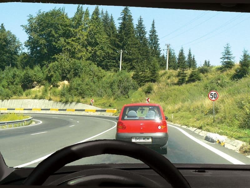 Este permisă depăşirea în această situaţie? Este permisă depăşirea în această situaţie?