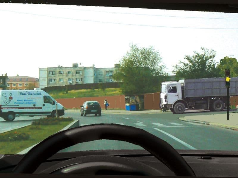 Cum procedați corect dacă circulați înainte și semaforul indică lumină galbenă intermitentă? Cum procedați corect dacă circulați înainte și semaforul indică lumină galbenă intermitentă?