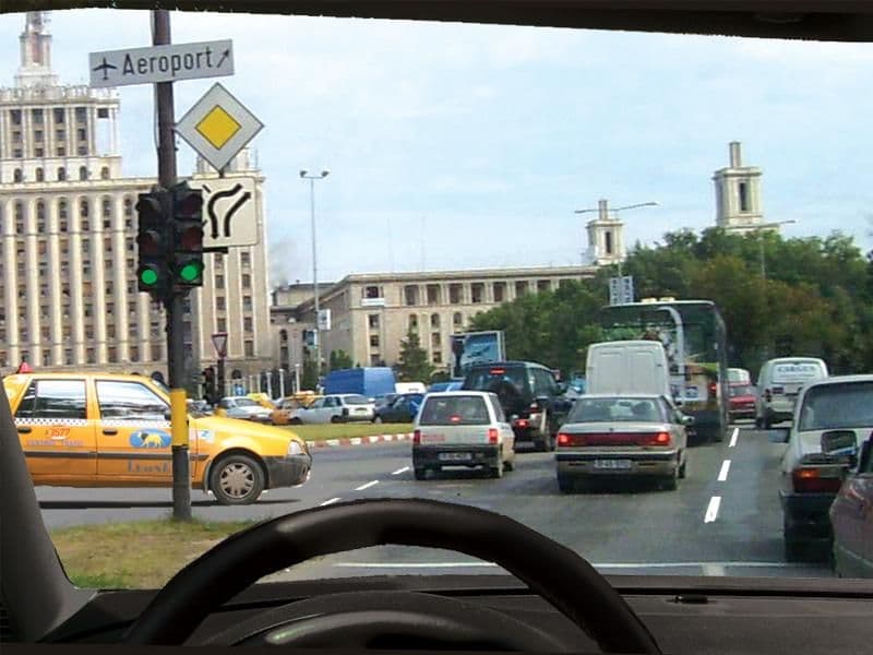 Vă puteți apropia de vehiculul din față? Vă puteți apropia de vehiculul din față?