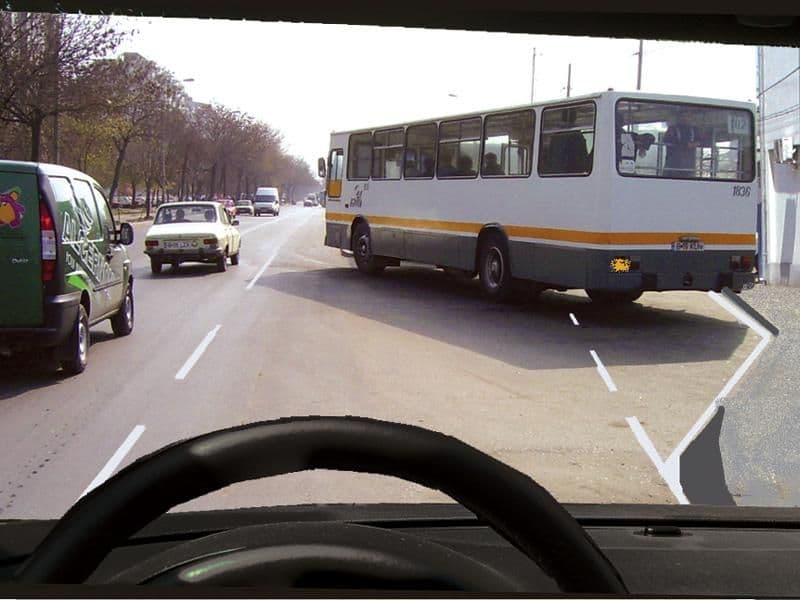 Autobuzul din față semnalizează ieșirea din stația prevăzută cu alveolă. Cum trebuie să procedați? Autobuzul din față semnalizează ieșirea din stația prevăzută cu alveolă. Cum trebuie să procedați?