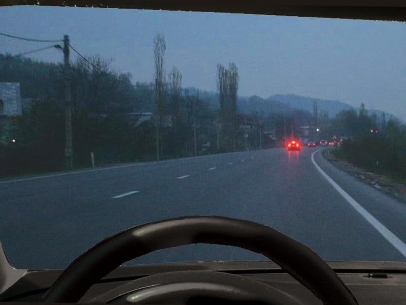 Este permisă folosirea luminilor de ceață noaptea, dacă cerul este senin? Este permisă folosirea luminilor de ceață noaptea, dacă cerul este senin?