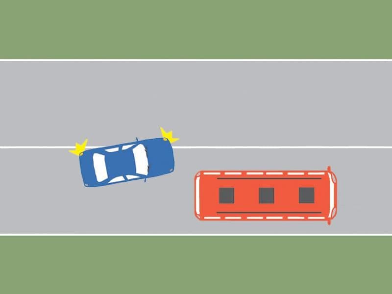 Autobuzul este staționat. Care dintre cei doi conducători procedează neregulamentar? Autobuzul este staționat. Care dintre cei doi conducători procedează neregulamentar?