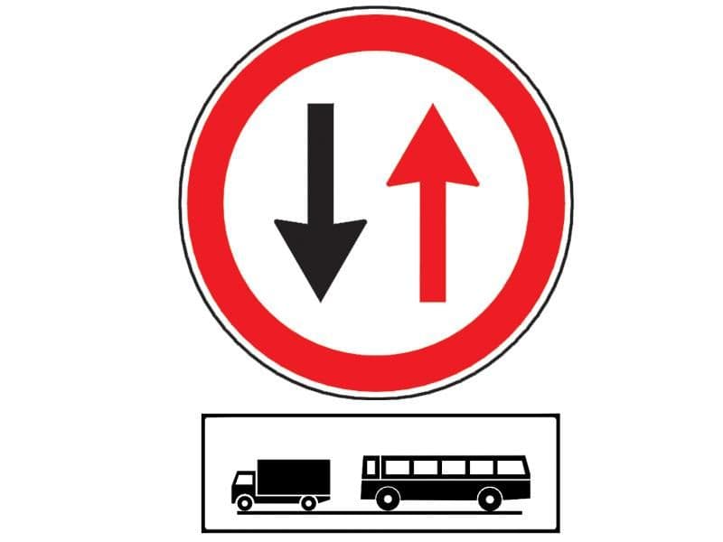 Care dintre următoarele obligaţii vă revin la întâlnirea indicatorului alăturat, în timp ce conduceţi un autocamion?