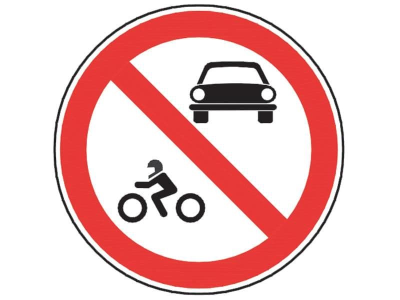 Pe sectorul de drum semnalizat prin acest indicator au dreptul să pătrundă: Pe sectorul de drum semnalizat prin acest indicator au dreptul să pătrundă: