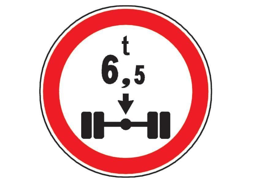 Indicatorul alăturat vă interzice să pătrundeți cu autocamionul pe segmentul de drum la începutul căruia este instalat, dacă: