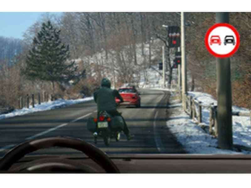 Este corect să depăşeşti motocicleta din faţa ta? Este corect să depăşeşti motocicleta din faţa ta?