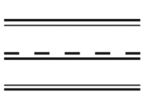 Marcaj de separare a sensurilor de circulație format dintr-o linie continuă, dublată cu una întreruptă. Marcaj de delimitare a părții carosabile cu linie continuă.