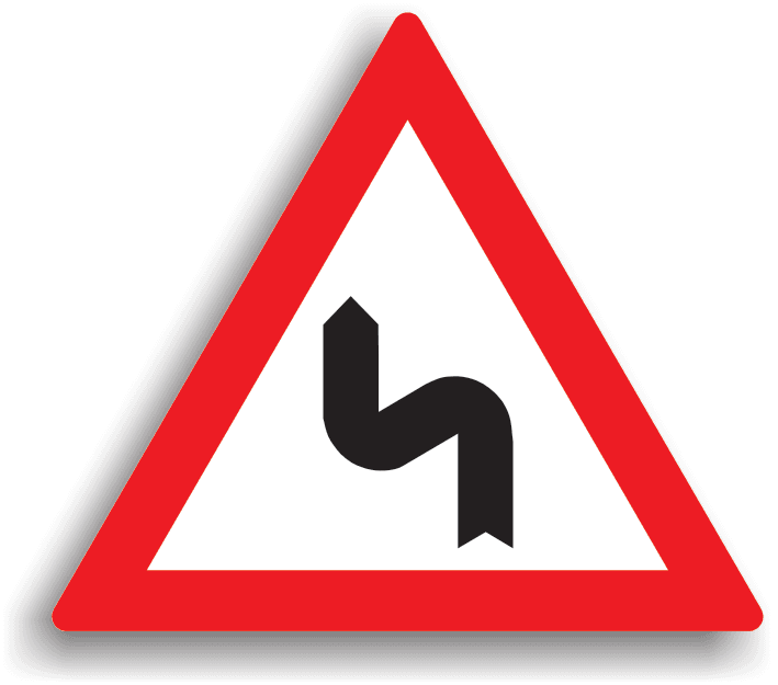 Se instalează atunci când urmează o succesiune de curbe, dacă distanța dintre acestea este mai mică de 250 m. Se amplasează la 100-200 m înaintea primei curbe. Aceste indicatoare pot fi însoțite și de panouri adiționale, pe care este specificată distanța până la terminarea sectorului de drum periculos, dacă lungimea acestuia depășește 1000 m. Conducătorul trebuie să circule cu viteză redusă în curbe, iar dacă vizibilitatea este redusă sub 50 m, toate manevrele (depasirea, oprirea, staționarea, mersul înapoi, întoarcerea) sunt interzise.