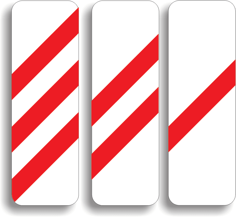 Sunt montate înaintea trecerii la nivel cu calea ferată. Primul panou (cel cu trei dungi) se montează la 150 m de calea ferată, al doilea (cel cu două dungi) - la 100 m, iar ultimul (cel cu o singură dungă) - la 50 m de calea ferată. La întâlnirea indicatorului cu trei dungi, conducătorul auto, preventiv, trebuie să reducă viteza. La întâlnirea ultimului indicator, cel cu o singură dungă, conducătorul auto nu mai are voie să execute nicio manevră (depășirea, oprirea, staționarea, mersul înapoi, întoarcerea). În localitate, din cauza condițiilor de trafic, nu se instalează decât cel de-al treilea panou.