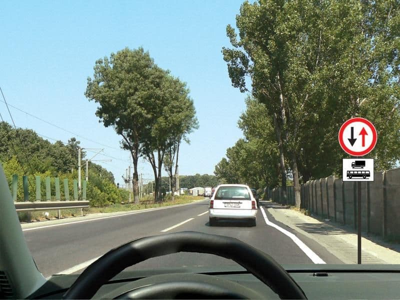 La întâlnirea panoului de pe stâlp aveți obligația: La întâlnirea panoului de pe stâlp aveți obligația: