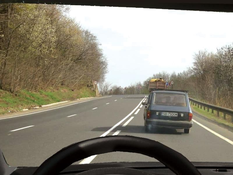 Este permisă depăşirea în situaţia dată? Este permisă depăşirea în situaţia dată?