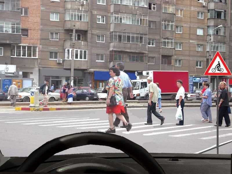 Intenționați să virați la dreapta. Cum procedați? Intenționați să virați la dreapta. Cum procedați?