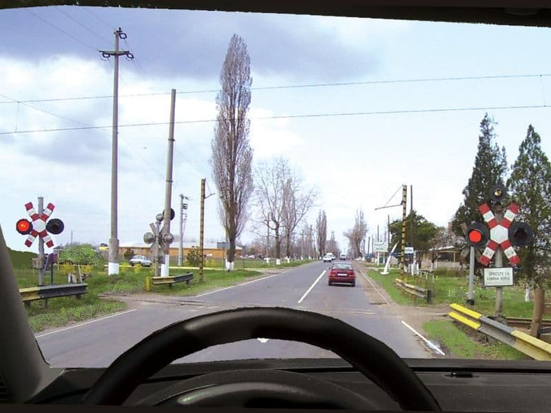 Ce obligații aveți dacă luminile roșii se aprind și se sting alternativ? Ce obligații aveți dacă luminile roșii se aprind și se sting alternativ?