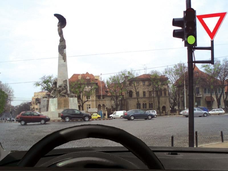 Cum procedați în intersecția care urmează? Cum procedați în intersecția care urmează?
