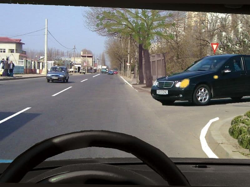 Trebuie să acordaţi prioritate autoturismului negru dacă acesta virează la stânga? Trebuie să acordaţi prioritate autoturismului negru dacă acesta virează la stânga?