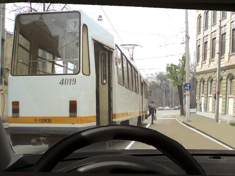 Puteţi depăşi tramvaiul oprit în staţie? Puteţi depăşi tramvaiul oprit în staţie?