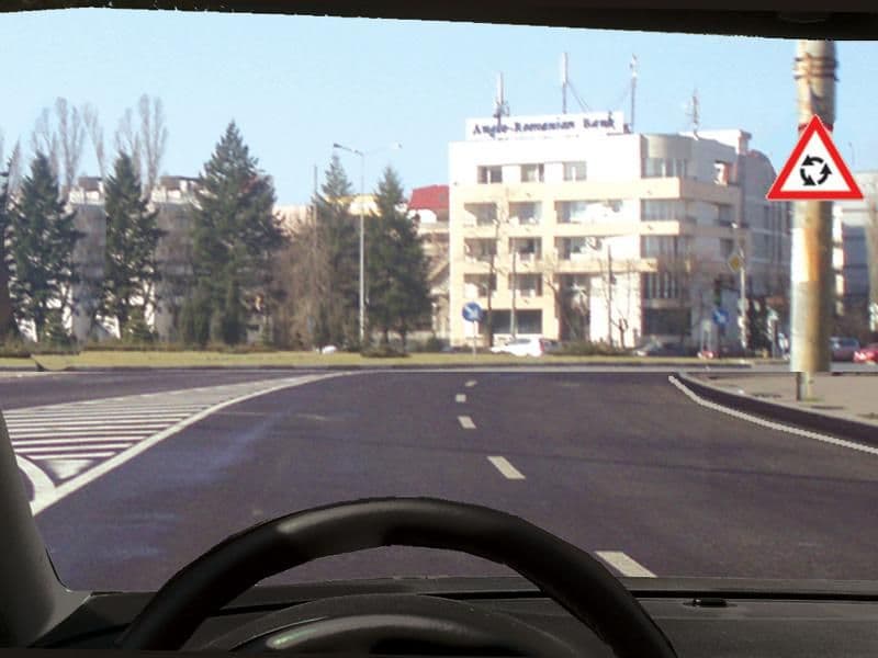 Ați selectat corect banda de circulație pentru a vira la stânga în intersecția care urmează? Ați selectat corect banda de circulație pentru a vira la stânga în intersecția care urmează?