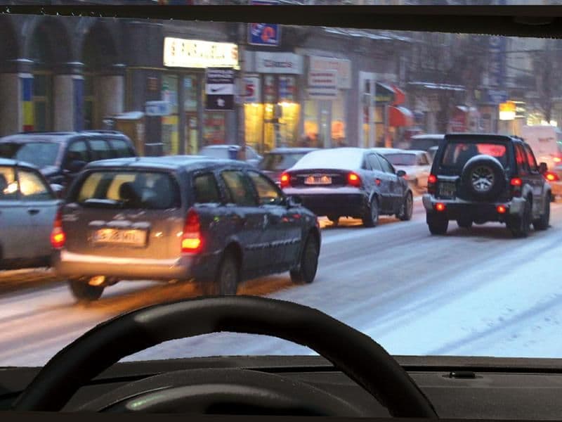 Pentru a circula pe un drum cu polei, se recomandă să echipaţi autoturismul cu: Pentru a circula pe un drum cu polei, se recomandă să echipaţi autoturismul cu: