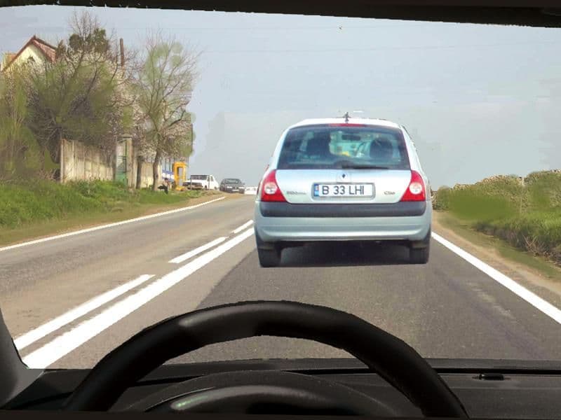 În această situaţie executaţi corect depăşirea autoturismului alb? În această situaţie executaţi corect depăşirea autoturismului alb?