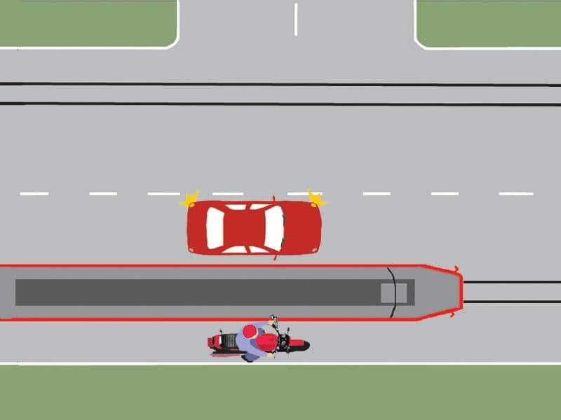 Care dintre conducătorii autovehiculelor execută corect depăşirea tramvaiului aflat în mers? Care dintre conducătorii autovehiculelor execută corect depăşirea tramvaiului aflat în mers?
