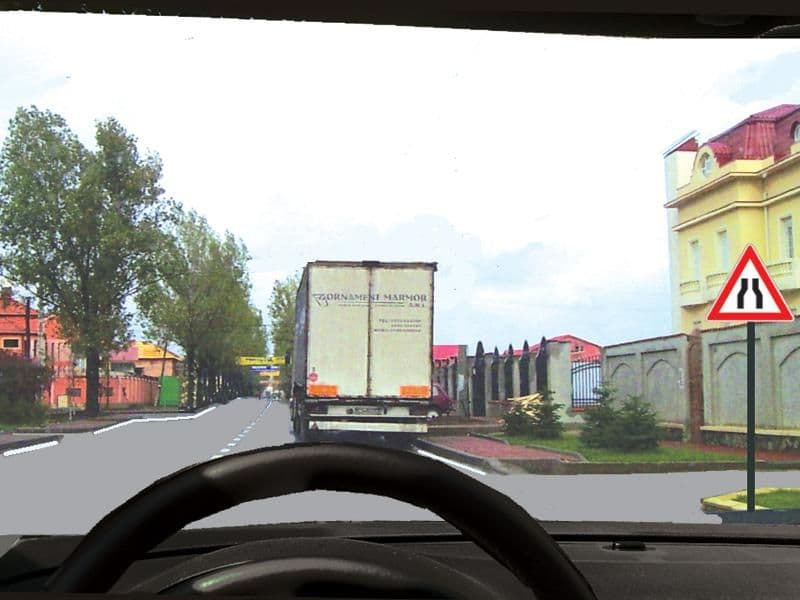 Camionul este staționat. Cine încalcă legea dacă încercați să-l depășiți ? Camionul este staționat. Cine încalcă legea dacă încercați să-l depășiți ?