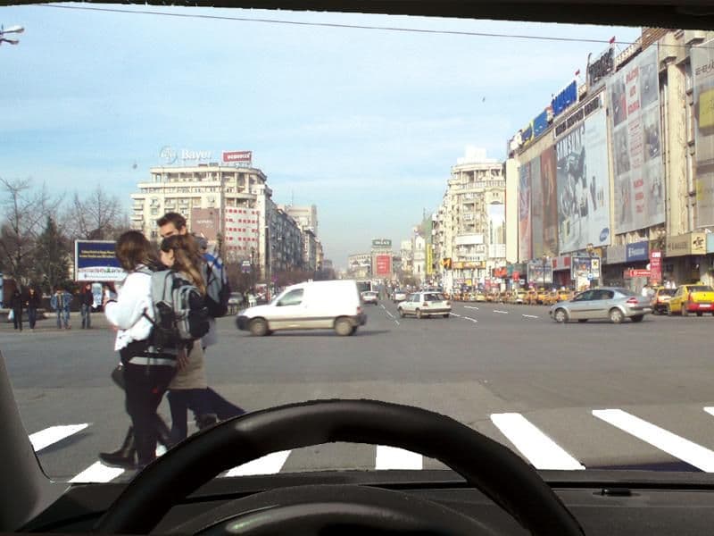Ce este bine să aveți în vedere pentru evitarea unui pericol, în situația din imagine? Ce este bine să aveți în vedere pentru evitarea unui pericol, în situația din imagine?