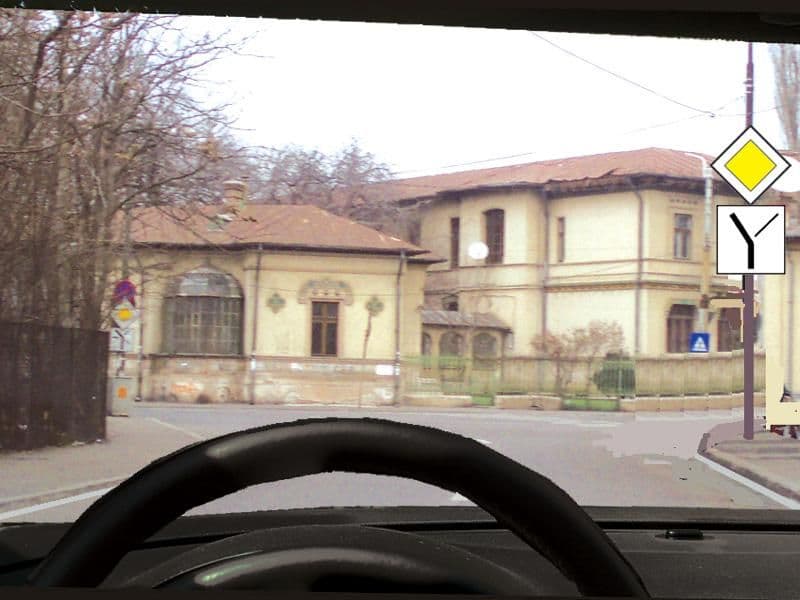 Cum veți proceda în intersecție, dacă circulați pe drumul prioritar? Cum veți proceda în intersecție, dacă circulați pe drumul prioritar?