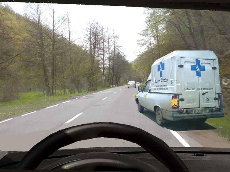 Autoturismul semnalizează intenția de a se pune în mișcare. Puteți efectua depășirea? Autoturismul semnalizează intenția de a se pune în mișcare. Puteți efectua depășirea?