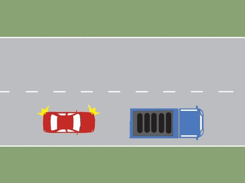 Este permisă depășirea camionului de către autoturism, în imaginea alăturată? Este permisă depășirea camionului de către autoturism, în imaginea alăturată?