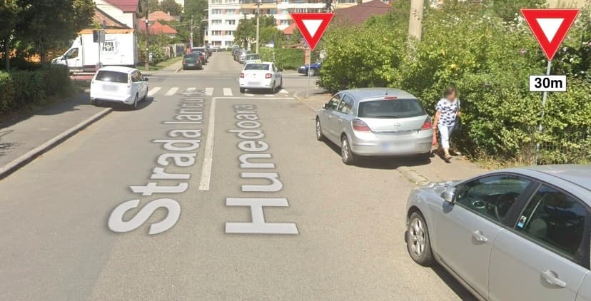 La care dintre cele două indicatoare sunteți obligat să acordați prioritate de trecere? La care dintre cele două indicatoare sunteți obligat să acordați prioritate de trecere?