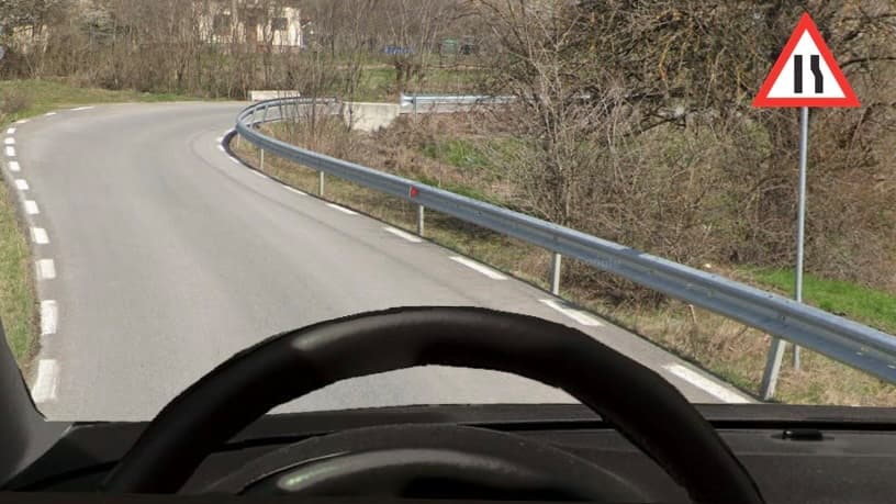 Pe porțiunea de drum din imagine, ce manevră este interzisă? Pe porțiunea de drum din imagine, ce manevră este interzisă?