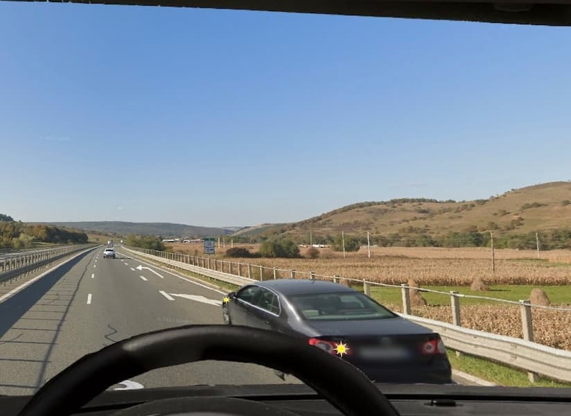 Dacă vă aflați la volanul autovehicului, sunteți obligat să acordați prioritate vehiculului care circulă pe banda de accelerare? Dacă vă aflați la volanul autovehicului, sunteți obligat să acordați prioritate vehiculului care circulă pe banda de accelerare?