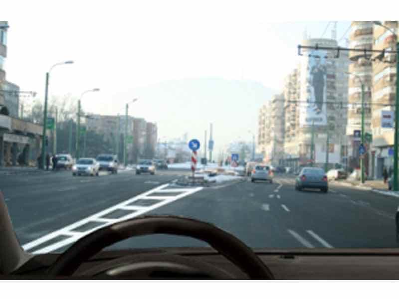 Este permis virajul la stânga în acest loc? Este permis virajul la stânga în acest loc?