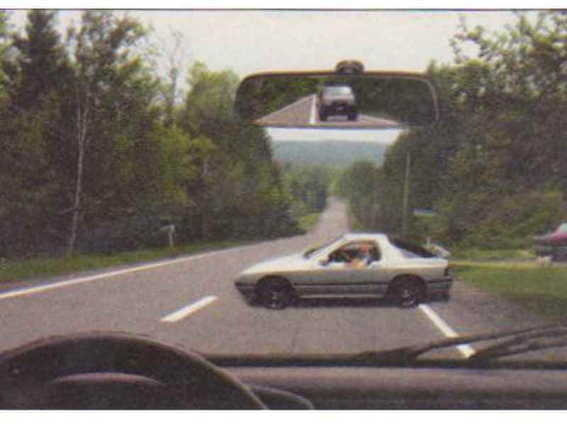 Autoturismul alb execută manevra de întoarcere. Cum vei proceda corect? Autoturismul alb execută manevra de întoarcere. Cum vei proceda corect?