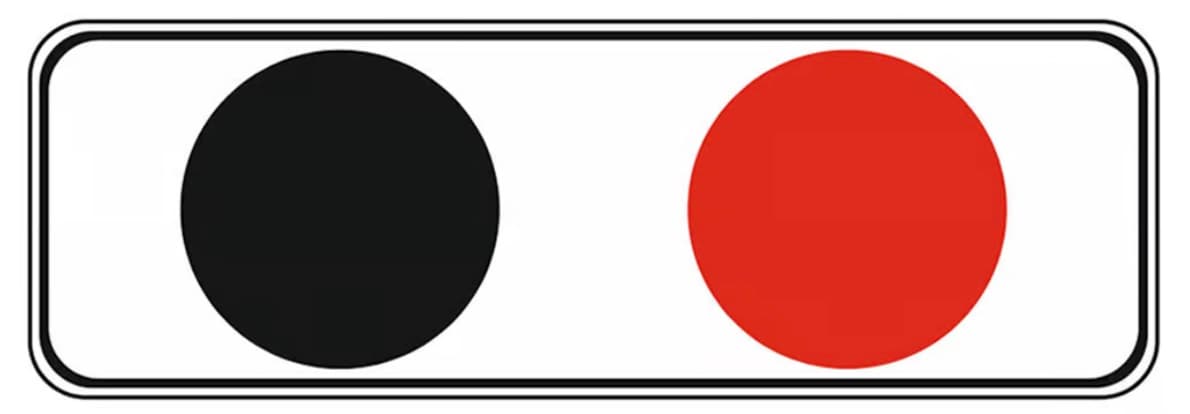 Se amplasează la trecerile la nivel cu o cale ferată cu instalație de semnalizare luminoasă automată. Se amplasează la trecerile la nivel cu o cale ferată cu instalație de semnalizare luminoasă automată.