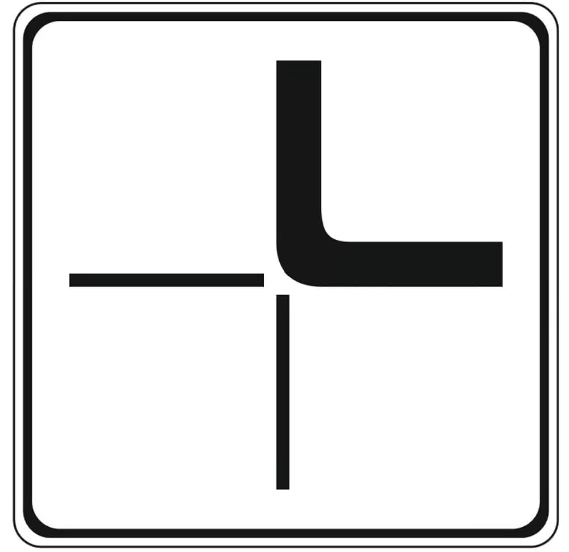 Are rolul de a indica direcția drumului cu prioritate. Se acordă prioritate vehiculelor care circulă pe drumul prioritar (celor care vin din sens opus și celor din dreapta). Are rolul de a indica direcția drumului cu prioritate. Se acordă prioritate vehiculelor care circulă pe drumul prioritar (celor care vin din sens opus și celor din dreapta).